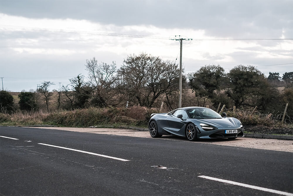 McLaren 720s Spider menepi dipinggir jalan kosong